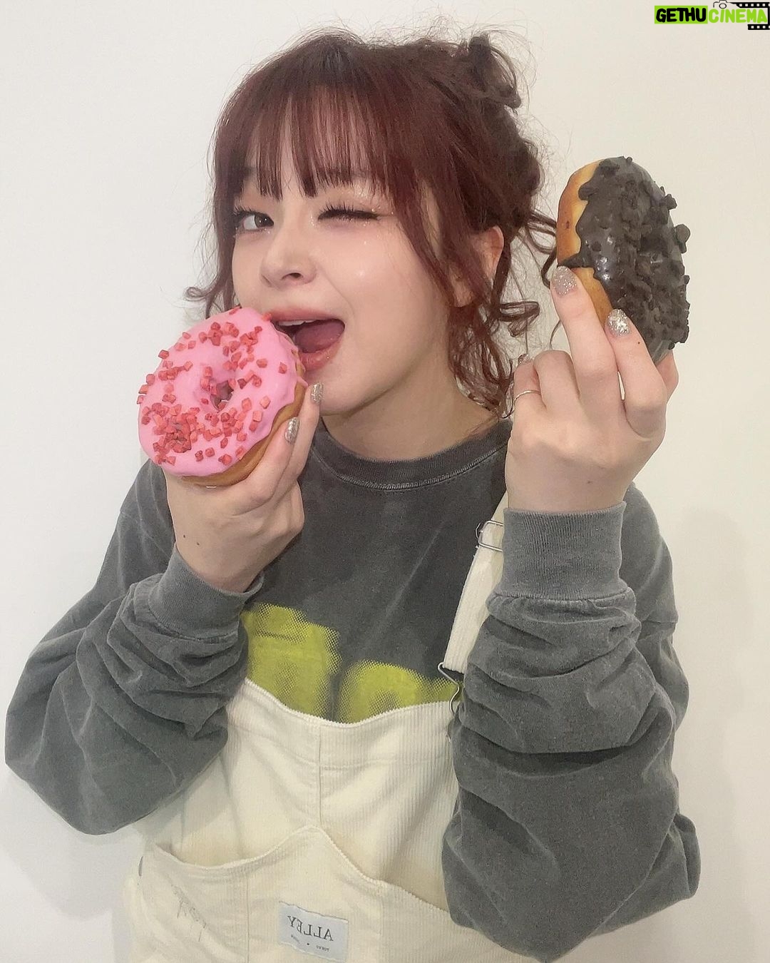 MARiA Instagram - 今日も一日頑張ってるから ドーナツ🍩2個食べていい、、、よね!!!!!!!!!(圧) #MARiA #美依礼芽 #小美