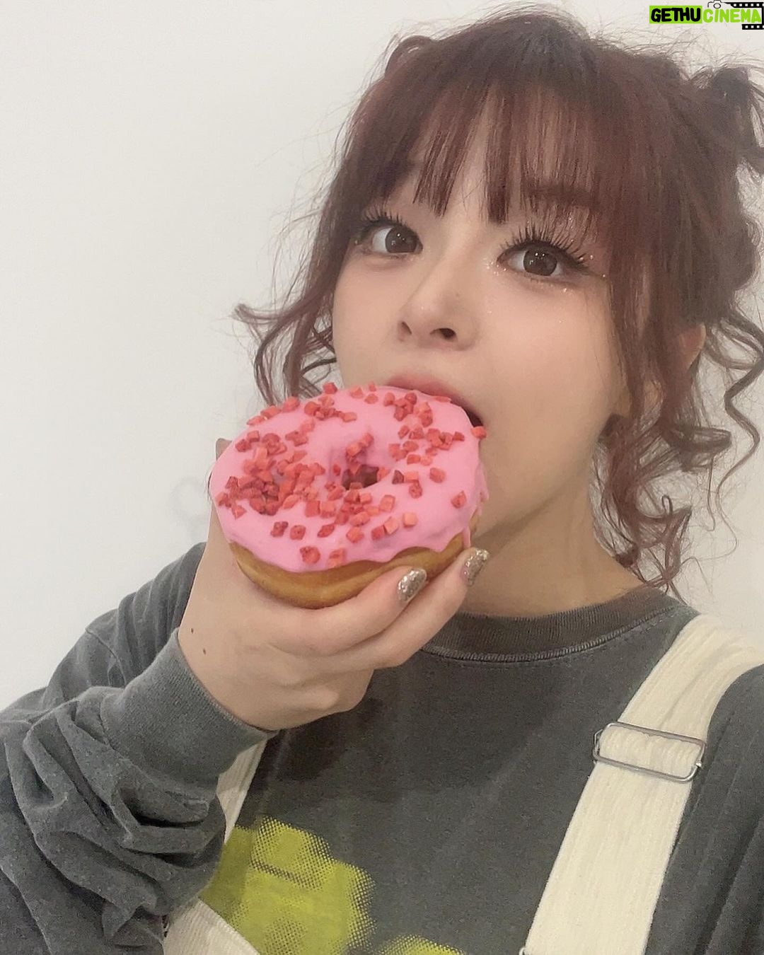 MARiA Instagram - 今日も一日頑張ってるから ドーナツ🍩2個食べていい、、、よね!!!!!!!!!(圧) #MARiA #美依礼芽 #小美