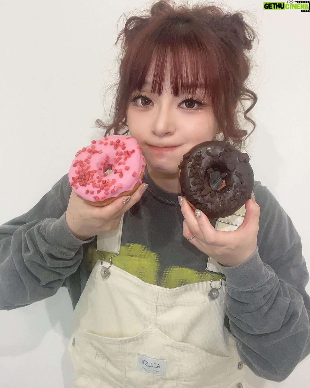 MARiA Instagram - 今日も一日頑張ってるから ドーナツ🍩2個食べていい、、、よね!!!!!!!!!(圧) #MARiA #美依礼芽 #小美