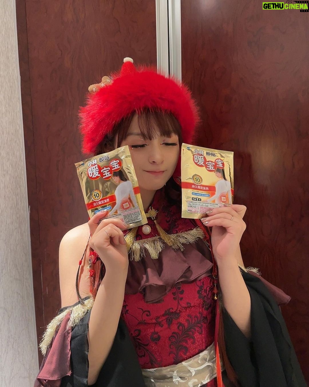 MARiA Instagram - 昨日は野外でめっっっっっちゃ寒かったので 実はお腹と背中に暖宝宝を貼ってLIVEしてたよー🤣✨ みんな寒い中ずっと外で待っててくれて 愛に来てくれてありがとう♡ すっごく寒かったけどめっちゃ熱いLIVEになったねっ ありがと🔥 特別にサンタさん帽子をかぶりました🧑🎄 #GARNiDELiA #常州 #ガルニデ #暖宝宝 #小美 #広告に見えますがこれホントの話です #小林製薬さんありがとうございます @kobayashi_pr_official