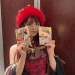 MARiA Instagram - 昨日は野外でめっっっっっちゃ寒かったので 実はお腹と背中に暖宝宝を貼ってLIVEしてたよー🤣✨ みんな寒い中ずっと外で待っててくれて 愛に来てくれてありがとう♡ すっごく寒かったけどめっちゃ熱いLIVEになったねっ ありがと🔥 特別にサンタさん帽子をかぶりました🧑‍🎄 #GARNiDELiA #常州　#ガルニデ　#暖宝宝 #小美 #広告に見えますがこれホントの話です　 #小林製薬さんありがとうございます @kobayashi_pr_official