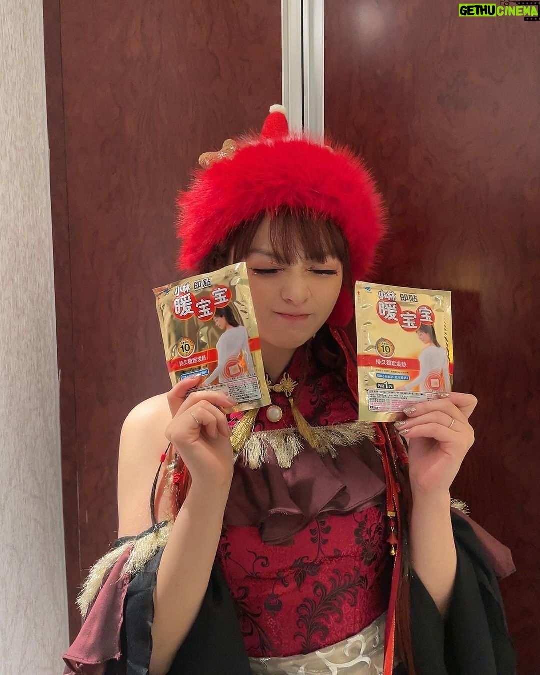 MARiA Instagram - 昨日は野外でめっっっっっちゃ寒かったので 実はお腹と背中に暖宝宝を貼ってLIVEしてたよー🤣✨ みんな寒い中ずっと外で待っててくれて 愛に来てくれてありがとう♡ すっごく寒かったけどめっちゃ熱いLIVEになったねっ ありがと🔥 特別にサンタさん帽子をかぶりました🧑🎄 #GARNiDELiA #常州 #ガルニデ #暖宝宝 #小美 #広告に見えますがこれホントの話です #小林製薬さんありがとうございます @kobayashi_pr_official