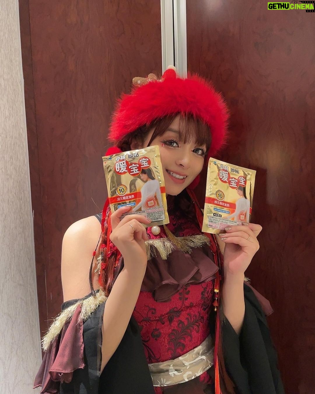 MARiA Instagram - 昨日は野外でめっっっっっちゃ寒かったので 実はお腹と背中に暖宝宝を貼ってLIVEしてたよー🤣✨ みんな寒い中ずっと外で待っててくれて 愛に来てくれてありがとう♡ すっごく寒かったけどめっちゃ熱いLIVEになったねっ ありがと🔥 特別にサンタさん帽子をかぶりました🧑🎄 #GARNiDELiA #常州 #ガルニデ #暖宝宝 #小美 #広告に見えますがこれホントの話です #小林製薬さんありがとうございます @kobayashi_pr_official