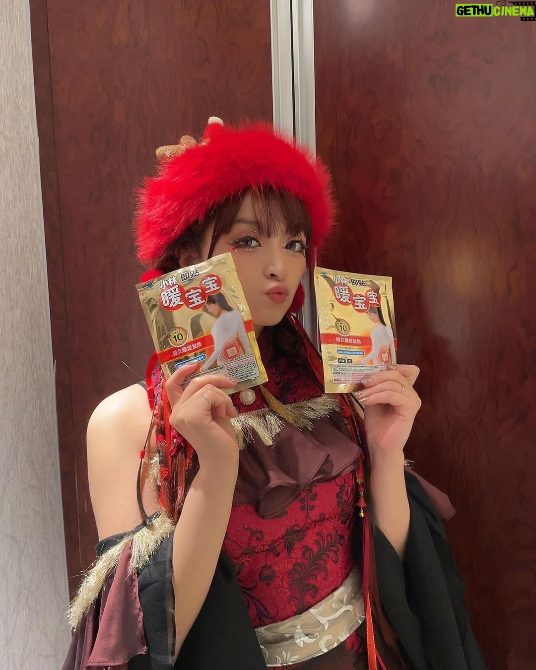 MARiA Instagram - 昨日は野外でめっっっっっちゃ寒かったので 実はお腹と背中に暖宝宝を貼ってLIVEしてたよー🤣✨ みんな寒い中ずっと外で待っててくれて 愛に来てくれてありがとう♡ すっごく寒かったけどめっちゃ熱いLIVEになったねっ ありがと🔥 特別にサンタさん帽子をかぶりました🧑🎄 #GARNiDELiA #常州 #ガルニデ #暖宝宝 #小美 #広告に見えますがこれホントの話です #小林製薬さんありがとうございます @kobayashi_pr_official