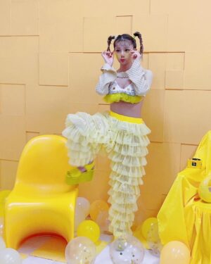 MARiA Instagram - 💛🐥💛🐣💛
#メイリア写真集第4弾特典ブロマイド
#MARiA #ガルニデ #メイリア　#めいりあ　#小美 #美依礼芽　#黄メイリア