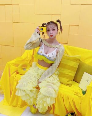 MARiA Instagram - 💛🐥💛🐣💛
#メイリア写真集第4弾特典ブロマイド
#MARiA #ガルニデ #メイリア　#めいりあ　#小美 #美依礼芽　#黄メイリア