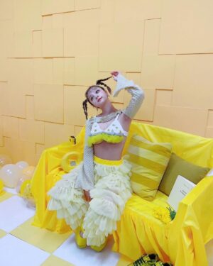 MARiA Instagram - 💛🐥💛🐣💛
#メイリア写真集第4弾特典ブロマイド
#MARiA #ガルニデ #メイリア　#めいりあ　#小美 #美依礼芽　#黄メイリア