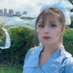 MARiA Instagram - 今回写真集の特典ブロマイド はカラフルなメイリアが封入されてます。 これは水色🩵メイリア。 キミは何色メイリアをゲットできるかなー😋🫶🏻 #GARNiDELiA #MARiA #小美 #美依礼芽