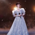 MARiA Instagram - あけましておめでとうおめでとうございますっ！ まさか！中国で新年を迎える時が来るなんて！ みんなでカウントダウンしてとてもハッピーな幕開けです✨ 31日は 東方TVと北京TV 二つの番組で歌わせていただきました！ みんな見てくれたかなっ。 心を込めて全力で精一杯歌いました。 みんなに届いていたら幸せです。 新年快乐❤️ 今年も全身全霊で愛を歌います。 たくさんお愛できますように😌✨ みなさま良いお正月を🎍過ごしてね🫶🏻 （一枚目はファンの方が作ってくれたやつ！すごいっ！綺麗！ありがとう！） #MARiA #GARNiDELiA #ガルニデ #小美 #美依礼芽