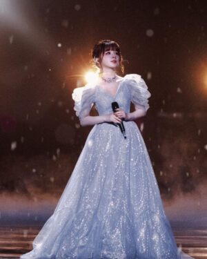 MARiA Instagram - あけましておめでとうおめでとうございますっ！

まさか！中国で新年を迎える時が来るなんて！
みんなでカウントダウンしてとてもハッピーな幕開けです✨

31日は
東方TVと北京TV
二つの番組で歌わせていただきました！
みんな見てくれたかなっ。

心を込めて全力で精一杯歌いました。
みんなに届いていたら幸せです。

新年快乐❤️

今年も全身全霊で愛を歌います。

たくさんお愛できますように😌✨

みなさま良いお正月を🎍過ごしてね🫶🏻

（一枚目はファンの方が作ってくれたやつ！すごいっ！綺麗！ありがとう！）

#MARiA #GARNiDELiA #ガルニデ
#小美 #美依礼芽
