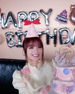 MARiA Instagram - 今日は生放送で
ちょっぴり早めのお誕生日お祝いもしてもらいましたっ。

ファンのみんなからのサプライズ動画があまりにも素晴らしくて、、、本当に泣けた。。。

きっとすごい時間をかけて準備してくれたんだね。

本当に本当にありがとう。。。

そしてこんな素敵な放送の時間を作ってくださったYOUKUのスタッフの皆様にも感謝です。。。

皆さんの愛に感謝します😭✨❤️

谢谢你们的爱😭

#GARNiDELiA #MARiA #美依礼芽 #小美