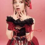 MARiA Instagram - そして！ なんとぉぉぉ！ 写真集発売を記念して リリイベやらせていただきまっす！ オンラインではなく直接会えるの ひっさしぶりすぎて楽しみだぁぁ🥺🫶🏻✨ 沢山お話ししようね🫶🏻🩷 2024年1月6日（土）　 開場（受付開始）1２：00／特典会スタート1３:00～ 会場：ポニーキャニオンイベントスペース ぜひ愛にきてください！お待ちしてます🫶🏻 詳細こちら💁‍♀️ https://www.garnidelia.com/news/?id=399 んで持ってこの写真は写真集のオフショです！ この衣装もかわいかったなぁん🥹 #MARiA #小美 #美依礼芽 #美依礼芽写真集　#デコだし
