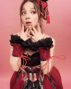 MARiA Instagram - そして！ なんとぉぉぉ！ 写真集発売を記念して リリイベやらせていただきまっす！ オンラインではなく直接会えるの ひっさしぶりすぎて楽しみだぁぁ🥺🫶🏻✨ 沢山お話ししようね🫶🏻🩷 2024年1月6日（土）　 開場（受付開始）1２：00／特典会スタート1３:00～ 会場：ポニーキャニオンイベントスペース ぜひ愛にきてください！お待ちしてます🫶🏻 詳細こちら💁‍♀️ https://www.garnidelia.com/news/?id=399 んで持ってこの写真は写真集のオフショです！ この衣装もかわいかったなぁん🥹 #MARiA #小美 #美依礼芽 #美依礼芽写真集　#デコだし