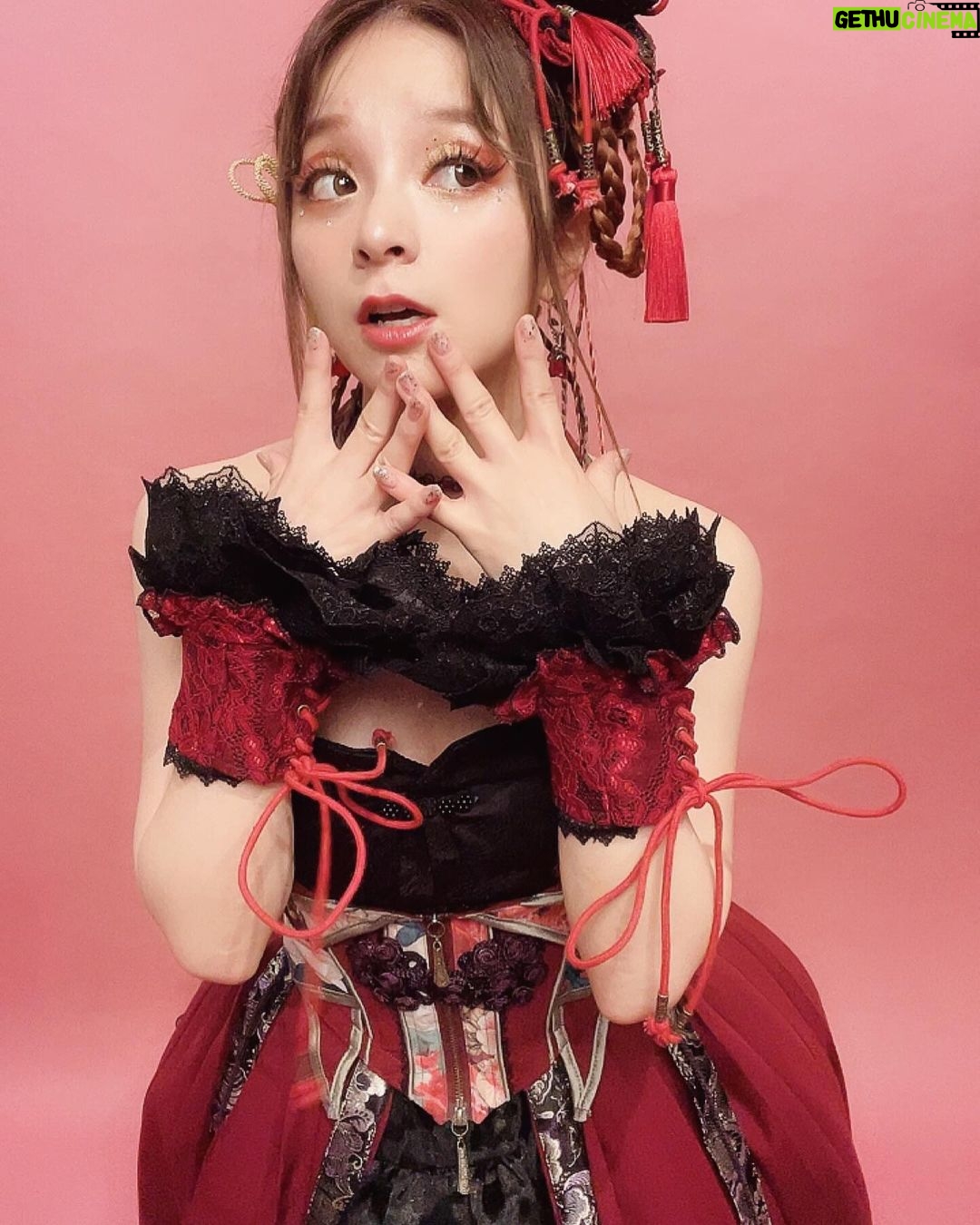 MARiA Instagram - そして! なんとぉぉぉ! 写真集発売を記念して リリイベやらせていただきまっす! オンラインではなく直接会えるの ひっさしぶりすぎて楽しみだぁぁ🥺🫶🏻✨ 沢山お話ししようね🫶🏻🩷 2024年1月6日(土) 開場(受付開始)12:00/特典会スタート13:00~ 会場:ポニーキャニオンイベントスペース ぜひ愛にきてください!お待ちしてます🫶🏻 詳細こちら💁♀️ https://www.garnidelia.com/news/?id=399 んで持ってこの写真は写真集のオフショです! この衣装もかわいかったなぁん🥹 #MARiA #小美 #美依礼芽 #美依礼芽写真集 #デコだし