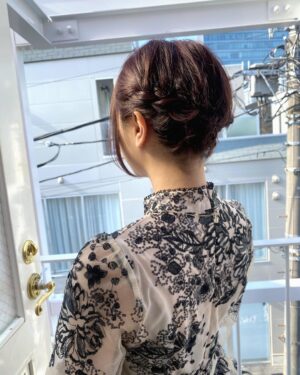 MARiA Instagram - 先日、大好きな後輩ちゃんたちの結婚パーティーにお祝いに行ってきまして😉🩷おめかしスタイルです。

@bettie_tokyo 
@yumiko__yamamoto さんにヘアアレンジ可愛くしてもらいましたーっ☺️

いやぁ、それにしても超ハッピーで超素敵なパーティーだったなぁ♡呼んでいただいてとっても嬉しかったです✨
私にとっても一生忘れられない特別な時間になりました、、、✨
本当に本当におめでとう㊗️

今年は私の仲良しさんたちがたくさん結ばれていって
幸せのお裾分けたくさんいただいてますっ。

大好きな人の『幸せ』は自分のこともとても幸せな気持ちにしてくれます✨

#MARiA #おめかし #party #weddingparty
