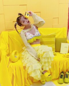 MARiA Instagram - 💛🐥💛🐣💛 #メイリア写真集第4弾特典ブロマイド #MARiA #ガルニデ #メイリア　#めいりあ　#小美 #美依礼芽　#黄メイリア