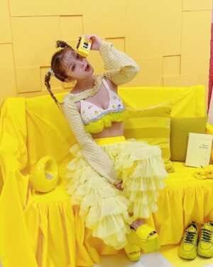 MARiA Instagram - 💛🐥💛🐣💛
#メイリア写真集第4弾特典ブロマイド
#MARiA #ガルニデ #メイリア　#めいりあ　#小美 #美依礼芽　#黄メイリア