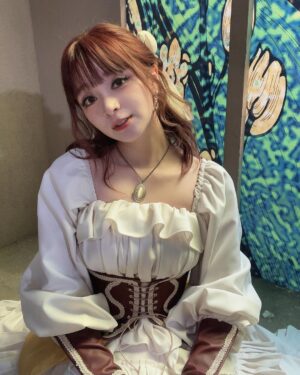 MARiA Instagram - Newアルバム　GARNiDELiA -TEN- に収録曲　スズラン　のMVの時の衣装ですっ♡

ゲームの世界に入り込んだ中世の世界観！
撮影しながらドキドキでしたっ✨

どやっ。

#GARNiDELiA #MARiA #小美　#美依礼芽 #GARNiDELiA_TEN #スズラン