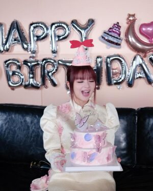 MARiA Instagram - 今日は生放送で
ちょっぴり早めのお誕生日お祝いもしてもらいましたっ。

ファンのみんなからのサプライズ動画があまりにも素晴らしくて、、、本当に泣けた。。。

きっとすごい時間をかけて準備してくれたんだね。

本当に本当にありがとう。。。

そしてこんな素敵な放送の時間を作ってくださったYOUKUのスタッフの皆様にも感謝です。。。

皆さんの愛に感謝します😭✨❤️

谢谢你们的爱😭

#GARNiDELiA #MARiA #美依礼芽 #小美