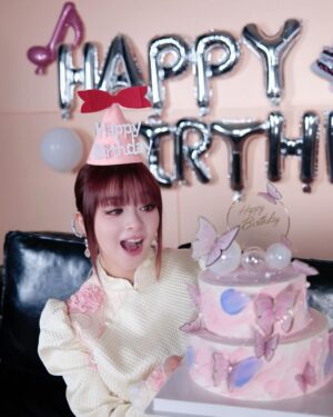 MARiA Instagram - 今日は生放送で
ちょっぴり早めのお誕生日お祝いもしてもらいましたっ。

ファンのみんなからのサプライズ動画があまりにも素晴らしくて、、、本当に泣けた。。。

きっとすごい時間をかけて準備してくれたんだね。

本当に本当にありがとう。。。

そしてこんな素敵な放送の時間を作ってくださったYOUKUのスタッフの皆様にも感謝です。。。

皆さんの愛に感謝します😭✨❤️

谢谢你们的爱😭

#GARNiDELiA #MARiA #美依礼芽 #小美