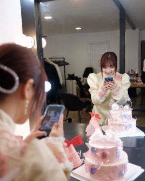 MARiA Instagram - 今日は生放送で
ちょっぴり早めのお誕生日お祝いもしてもらいましたっ。

ファンのみんなからのサプライズ動画があまりにも素晴らしくて、、、本当に泣けた。。。

きっとすごい時間をかけて準備してくれたんだね。

本当に本当にありがとう。。。

そしてこんな素敵な放送の時間を作ってくださったYOUKUのスタッフの皆様にも感謝です。。。

皆さんの愛に感謝します😭✨❤️

谢谢你们的爱😭

#GARNiDELiA #MARiA #美依礼芽 #小美
