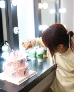 MARiA Instagram - 今日は生放送で ちょっぴり早めのお誕生日お祝いもしてもらいましたっ。 ファンのみんなからのサプライズ動画があまりにも素晴らしくて、、、本当に泣けた。。。 きっとすごい時間をかけて準備してくれたんだね。 本当に本当にありがとう。。。 そしてこんな素敵な放送の時間を作ってくださったYOUKUのスタッフの皆様にも感謝です。。。 皆さんの愛に感謝します😭✨❤️ 谢谢你们的爱😭 #GARNiDELiA #MARiA #美依礼芽 #小美