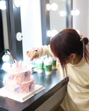 MARiA Instagram - 今日は生放送で
ちょっぴり早めのお誕生日お祝いもしてもらいましたっ。

ファンのみんなからのサプライズ動画があまりにも素晴らしくて、、、本当に泣けた。。。

きっとすごい時間をかけて準備してくれたんだね。

本当に本当にありがとう。。。

そしてこんな素敵な放送の時間を作ってくださったYOUKUのスタッフの皆様にも感謝です。。。

皆さんの愛に感謝します😭✨❤️

谢谢你们的爱😭

#GARNiDELiA #MARiA #美依礼芽 #小美