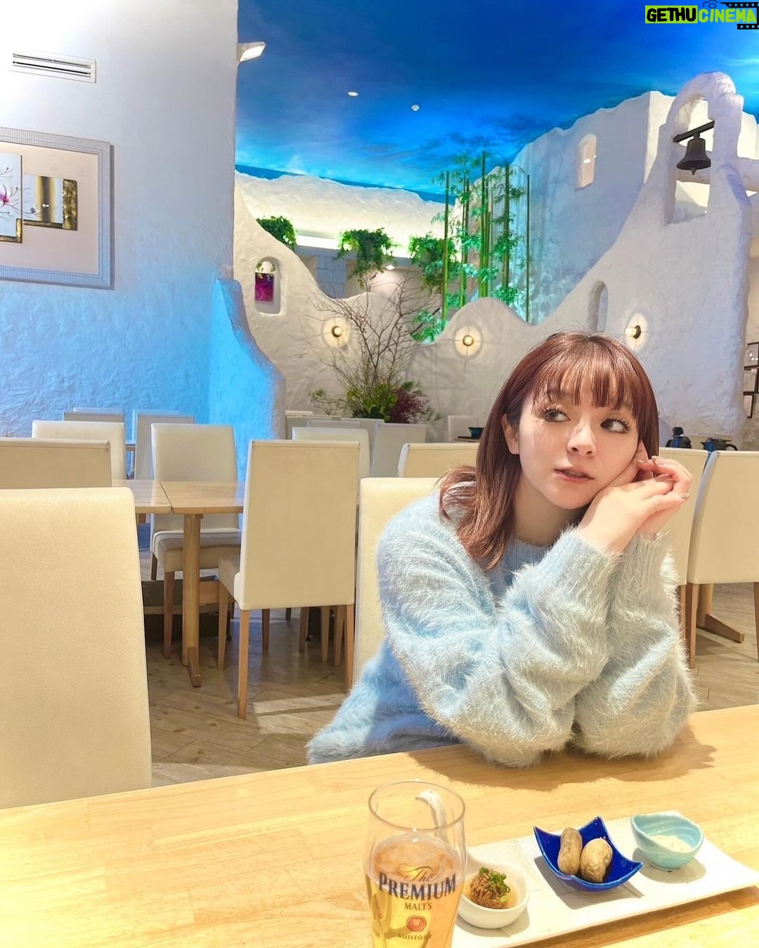 MARiA Instagram - だいぶ遅めの投稿になりますがっ 新年のお正月🎍は 美味しい食事と温泉♨️と 神社にお参りにいって パワーを養ってきましたっ✨☺️ 素敵なお蕎麦屋さんだったので映え写真撮ってもらったから せっかくなのでアップしますっ🤣✨ おしゃれなだけでなく、もちろんお蕎麦もすんごくおいしかった🥹✨ 今年は辰年🐲だから 龍の神様が祀られている神社を色々巡れたらいいなぁ。 なんてこっそり思っていたり。 お参りすると 澄んだ空気の中で 余計な感情や色んなしがらみ それを取り払ったホントの自分の気持ちと向き合える そんな感覚になる。 ヒトは欲張りだから『無い』に目を向けがちで 『ある』に気付けなくなっていく。 『無い』より『ある』に目を向けて。 目に見えなくても必ずそこにある、そばにある 大切なこと 想い出して、忘れないで 大事に大事に生きていきたい。 そしてそんなことをふと思い出して立ち止まって見つめ合う きっかけになれるような歌を届けていきたい。 そんな1年。そんな一生。 さぁ!!! 2024もがんばってこーーーーっっっ🔥🐉🐉🐉 #MARiA #美依礼芽 #小美 #2024 #やっぱりビール🍻 #啤酒