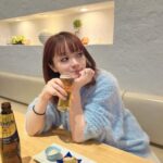 MARiA Instagram - だいぶ遅めの投稿になりますがっ 新年のお正月🎍は 美味しい食事と温泉♨️と 神社にお参りにいって パワーを養ってきましたっ✨☺️ 素敵なお蕎麦屋さんだったので映え写真撮ってもらったから せっかくなのでアップしますっ🤣✨ おしゃれなだけでなく、もちろんお蕎麦もすんごくおいしかった🥹✨ 今年は辰年🐲だから 龍の神様が祀られている神社を色々巡れたらいいなぁ。 なんてこっそり思っていたり。 お参りすると 澄んだ空気の中で 余計な感情や色んなしがらみ それを取り払ったホントの自分の気持ちと向き合える そんな感覚になる。 ヒトは欲張りだから『無い』に目を向けがちで 『ある』に気付けなくなっていく。 『無い』より『ある』に目を向けて。 目に見えなくても必ずそこにある、そばにある 大切なこと 想い出して、忘れないで 大事に大事に生きていきたい。 そしてそんなことをふと思い出して立ち止まって見つめ合う きっかけになれるような歌を届けていきたい。 そんな1年。そんな一生。 さぁ！！！ 2024もがんばってこーーーーっっっ🔥🐉🐉🐉 #MARiA #美依礼芽 #小美　#2024 #やっぱりビール🍻　#啤酒