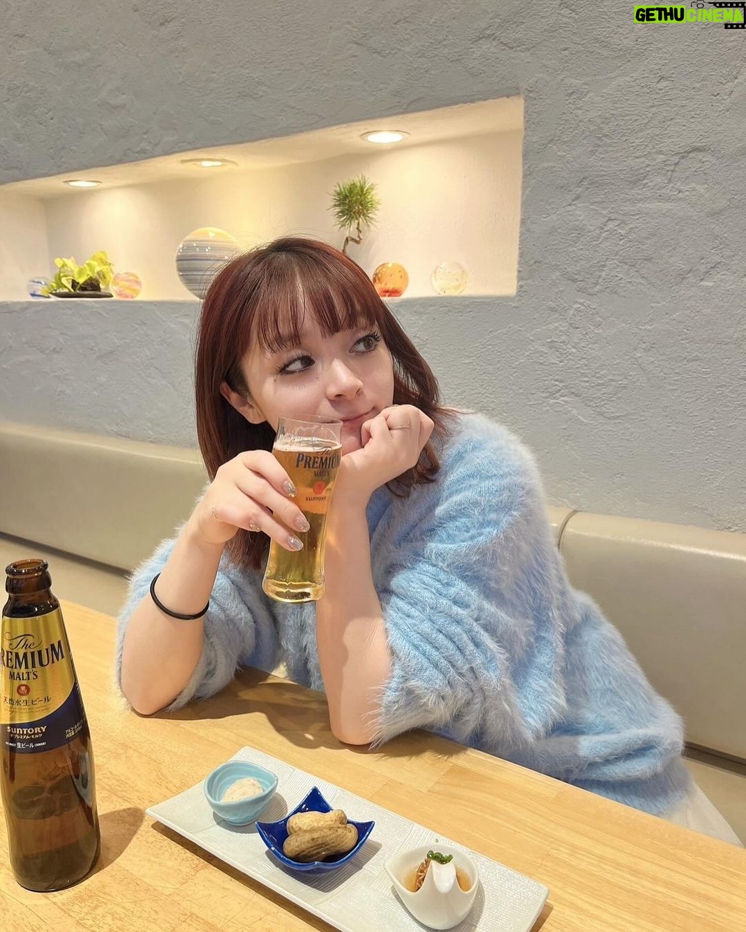 MARiA Instagram - だいぶ遅めの投稿になりますがっ 新年のお正月🎍は 美味しい食事と温泉♨️と 神社にお参りにいって パワーを養ってきましたっ✨☺️ 素敵なお蕎麦屋さんだったので映え写真撮ってもらったから せっかくなのでアップしますっ🤣✨ おしゃれなだけでなく、もちろんお蕎麦もすんごくおいしかった🥹✨ 今年は辰年🐲だから 龍の神様が祀られている神社を色々巡れたらいいなぁ。 なんてこっそり思っていたり。 お参りすると 澄んだ空気の中で 余計な感情や色んなしがらみ それを取り払ったホントの自分の気持ちと向き合える そんな感覚になる。 ヒトは欲張りだから『無い』に目を向けがちで 『ある』に気付けなくなっていく。 『無い』より『ある』に目を向けて。 目に見えなくても必ずそこにある、そばにある 大切なこと 想い出して、忘れないで 大事に大事に生きていきたい。 そしてそんなことをふと思い出して立ち止まって見つめ合う きっかけになれるような歌を届けていきたい。 そんな1年。そんな一生。 さぁ!!! 2024もがんばってこーーーーっっっ🔥🐉🐉🐉 #MARiA #美依礼芽 #小美 #2024 #やっぱりビール🍻 #啤酒