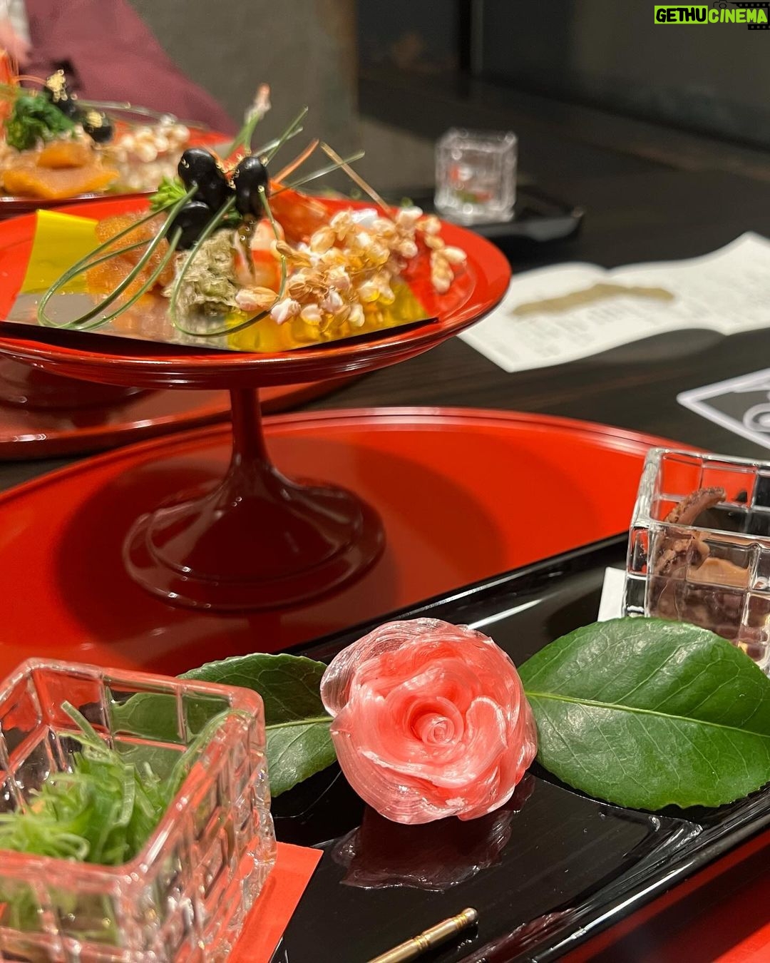 MARiA Instagram - だいぶ遅めの投稿になりますがっ 新年のお正月🎍は 美味しい食事と温泉♨️と 神社にお参りにいって パワーを養ってきましたっ✨☺️ 素敵なお蕎麦屋さんだったので映え写真撮ってもらったから せっかくなのでアップしますっ🤣✨ おしゃれなだけでなく、もちろんお蕎麦もすんごくおいしかった🥹✨ 今年は辰年🐲だから 龍の神様が祀られている神社を色々巡れたらいいなぁ。 なんてこっそり思っていたり。 お参りすると 澄んだ空気の中で 余計な感情や色んなしがらみ それを取り払ったホントの自分の気持ちと向き合える そんな感覚になる。 ヒトは欲張りだから『無い』に目を向けがちで 『ある』に気付けなくなっていく。 『無い』より『ある』に目を向けて。 目に見えなくても必ずそこにある、そばにある 大切なこと 想い出して、忘れないで 大事に大事に生きていきたい。 そしてそんなことをふと思い出して立ち止まって見つめ合う きっかけになれるような歌を届けていきたい。 そんな1年。そんな一生。 さぁ!!! 2024もがんばってこーーーーっっっ🔥🐉🐉🐉 #MARiA #美依礼芽 #小美 #2024 #やっぱりビール🍻 #啤酒
