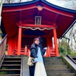MARiA Instagram - だいぶ遅めの投稿になりますがっ 新年のお正月🎍は 美味しい食事と温泉♨️と 神社にお参りにいって パワーを養ってきましたっ✨☺️ 素敵なお蕎麦屋さんだったので映え写真撮ってもらったから せっかくなのでアップしますっ🤣✨ おしゃれなだけでなく、もちろんお蕎麦もすんごくおいしかった🥹✨ 今年は辰年🐲だから 龍の神様が祀られている神社を色々巡れたらいいなぁ。 なんてこっそり思っていたり。 お参りすると 澄んだ空気の中で 余計な感情や色んなしがらみ それを取り払ったホントの自分の気持ちと向き合える そんな感覚になる。 ヒトは欲張りだから『無い』に目を向けがちで 『ある』に気付けなくなっていく。 『無い』より『ある』に目を向けて。 目に見えなくても必ずそこにある、そばにある 大切なこと 想い出して、忘れないで 大事に大事に生きていきたい。 そしてそんなことをふと思い出して立ち止まって見つめ合う きっかけになれるような歌を届けていきたい。 そんな1年。そんな一生。 さぁ！！！ 2024もがんばってこーーーーっっっ🔥🐉🐉🐉 #MARiA #美依礼芽 #小美　#2024 #やっぱりビール🍻　#啤酒