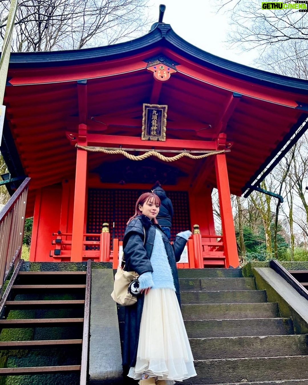 MARiA Instagram - だいぶ遅めの投稿になりますがっ 新年のお正月🎍は 美味しい食事と温泉♨️と 神社にお参りにいって パワーを養ってきましたっ✨☺️ 素敵なお蕎麦屋さんだったので映え写真撮ってもらったから せっかくなのでアップしますっ🤣✨ おしゃれなだけでなく、もちろんお蕎麦もすんごくおいしかった🥹✨ 今年は辰年🐲だから 龍の神様が祀られている神社を色々巡れたらいいなぁ。 なんてこっそり思っていたり。 お参りすると 澄んだ空気の中で 余計な感情や色んなしがらみ それを取り払ったホントの自分の気持ちと向き合える そんな感覚になる。 ヒトは欲張りだから『無い』に目を向けがちで 『ある』に気付けなくなっていく。 『無い』より『ある』に目を向けて。 目に見えなくても必ずそこにある、そばにある 大切なこと 想い出して、忘れないで 大事に大事に生きていきたい。 そしてそんなことをふと思い出して立ち止まって見つめ合う きっかけになれるような歌を届けていきたい。 そんな1年。そんな一生。 さぁ!!! 2024もがんばってこーーーーっっっ🔥🐉🐉🐉 #MARiA #美依礼芽 #小美 #2024 #やっぱりビール🍻 #啤酒