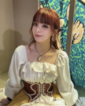 MARiA Instagram - Newアルバム　GARNiDELiA -TEN- に収録曲　スズラン　のMVの時の衣装ですっ♡

ゲームの世界に入り込んだ中世の世界観！
撮影しながらドキドキでしたっ✨

どやっ。

#GARNiDELiA #MARiA #小美　#美依礼芽 #GARNiDELiA_TEN #スズラン