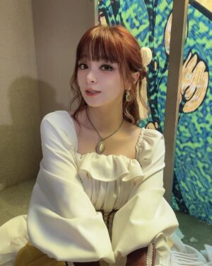 MARiA Instagram - Newアルバム　GARNiDELiA -TEN- に収録曲　スズラン　のMVの時の衣装ですっ♡

ゲームの世界に入り込んだ中世の世界観！
撮影しながらドキドキでしたっ✨

どやっ。

#GARNiDELiA #MARiA #小美　#美依礼芽 #GARNiDELiA_TEN #スズラン
