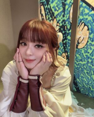 MARiA Instagram - Newアルバム　GARNiDELiA -TEN- に収録曲　スズラン　のMVの時の衣装ですっ♡

ゲームの世界に入り込んだ中世の世界観！
撮影しながらドキドキでしたっ✨

どやっ。

#GARNiDELiA #MARiA #小美　#美依礼芽 #GARNiDELiA_TEN #スズラン