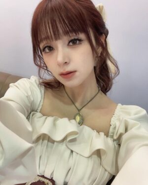 MARiA Instagram - Newアルバム　GARNiDELiA -TEN- に収録曲　スズラン　のMVの時の衣装ですっ♡

ゲームの世界に入り込んだ中世の世界観！
撮影しながらドキドキでしたっ✨

どやっ。

#GARNiDELiA #MARiA #小美　#美依礼芽 #GARNiDELiA_TEN #スズラン