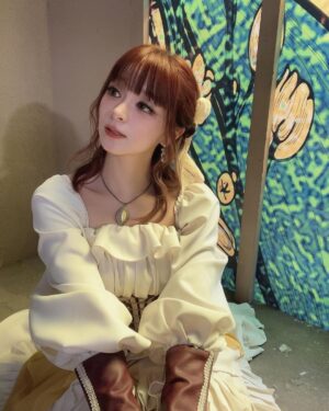 MARiA Instagram - Newアルバム　GARNiDELiA -TEN- に収録曲　スズラン　のMVの時の衣装ですっ♡

ゲームの世界に入り込んだ中世の世界観！
撮影しながらドキドキでしたっ✨

どやっ。

#GARNiDELiA #MARiA #小美　#美依礼芽 #GARNiDELiA_TEN #スズラン