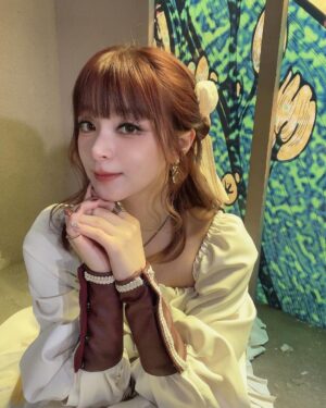 MARiA Instagram - Newアルバム　GARNiDELiA -TEN- に収録曲　スズラン　のMVの時の衣装ですっ♡

ゲームの世界に入り込んだ中世の世界観！
撮影しながらドキドキでしたっ✨

どやっ。

#GARNiDELiA #MARiA #小美　#美依礼芽 #GARNiDELiA_TEN #スズラン