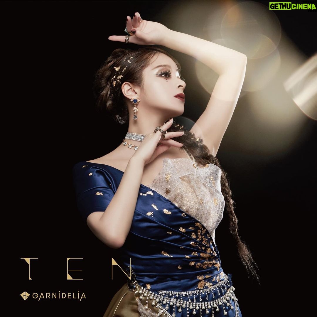 MARiA Instagram - 2024.1.17 本日、GARNiDELiA 約2年ぶりのフルアルバム 『-TEN-』リリース!!! 誰かの言う通りには生きられなかった でも私だけが歩める道を見つけた その道にはキミがいた キミに出会えた キミの愛は私の翼に これからはもう何も怖くない 雷を轟かせ 嵐を巻き起こして 恐るるには足らぬ 立ち止まらずに往け 登れ衝天 掴め天辺 天にあらば比翼の鳥よ 地に在らば連理の枝 どんな険しい道も 必ず超えていこう キミと私で 一蓮托生 私からの愛がちゃんと キミに、届きますように。 #GARNiDELiA #MARiA #小美 #美依礼芽