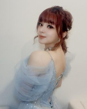 MARiA Instagram - 💎❄️💎❄️💎❄️

このドレスすっっっごく繊細で綺麗で
お姫様になったみたいな気持ちになれました👸

ドレスってやっぱり女の子の夢だよなぁぁぁ🥺🫶🏻✨

#MARiA #美依礼芽 #小美