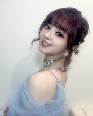 MARiA Instagram - 💎❄️💎❄️💎❄️

このドレスすっっっごく繊細で綺麗で
お姫様になったみたいな気持ちになれました👸

ドレスってやっぱり女の子の夢だよなぁぁぁ🥺🫶🏻✨

#MARiA #美依礼芽 #小美