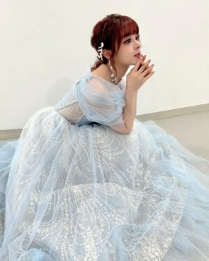 MARiA Instagram - 💎❄️💎❄️💎❄️

このドレスすっっっごく繊細で綺麗で
お姫様になったみたいな気持ちになれました👸

ドレスってやっぱり女の子の夢だよなぁぁぁ🥺🫶🏻✨

#MARiA #美依礼芽 #小美