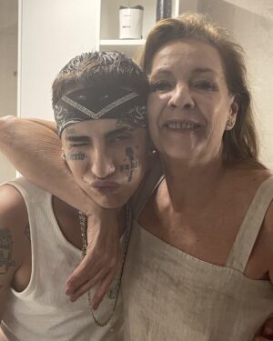 Mónica Gonzaga Instagram - Con mi pequeño Neo! Volviendo de a poco a ser Gladys. Próximamente 🙌🏻