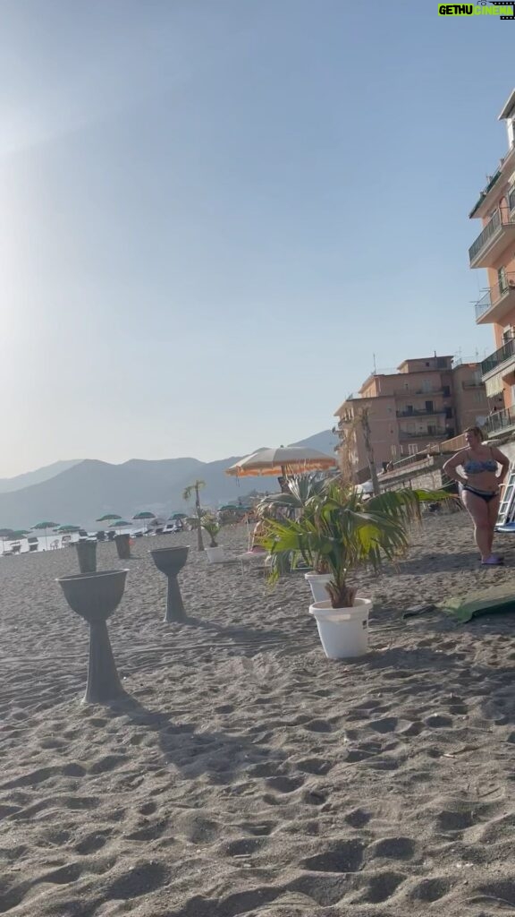 Mónica Gonzaga Instagram - Salerno: sol, playa,música. Qué más!
