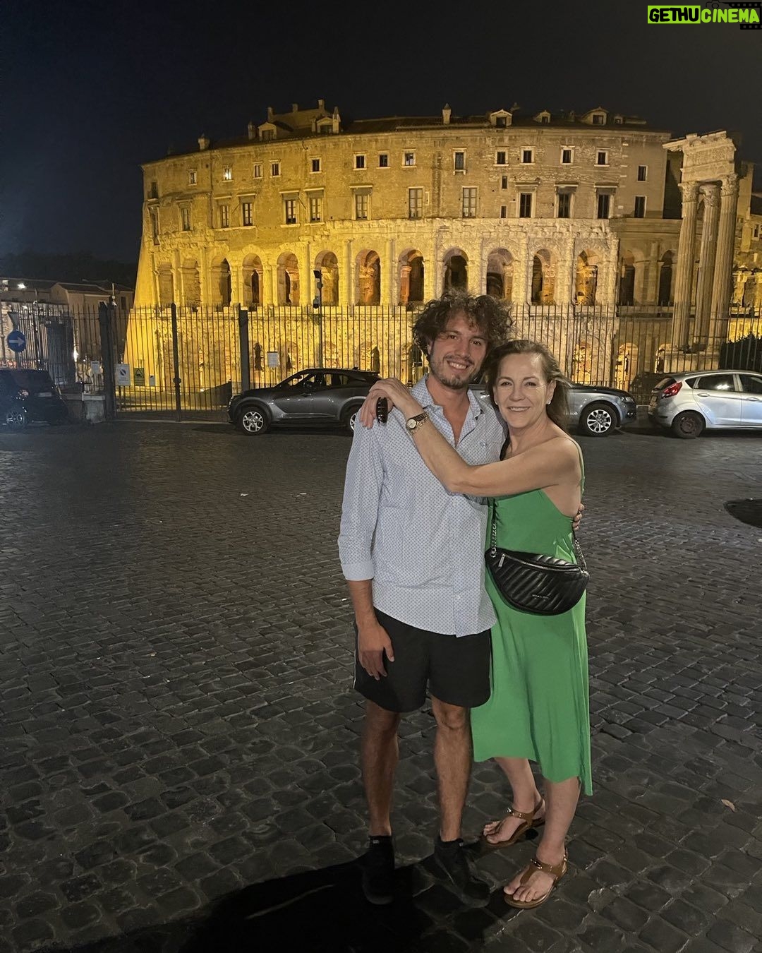 Mónica Gonzaga Instagram - Con mi hijo Adriano hecho un Romano da vero. Intercambio UBA