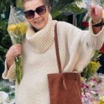 Mónica Gonzaga Instagram - Flores, ruana y cartera de @fierrogaucho. El regalo ideal para el día de la madre. 💐 Gracias @fierrogaucho los invito a que conozcan todos los productos hermosos que tienen, guarden este dato me lo van a agradecer! 🤍 #monicagonzaga #gonzagamonica #actoresargentinos #actricesargentinas #olmedoyporcel #olmedo #porcel