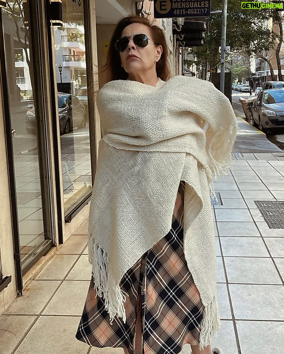 Mónica Gonzaga Instagram - Ruana de @fierrogaucho , anteojos negros y salimos elegantes sin make up. ✨ Gracias por vestirme @fierrogaucho las invito a ver todos los productos hermosos que tienen! #monicagonzaga #gonzagamonica #gonzaga #olmedoyporcel #olmedo #porcel #actoresargentinos #actricesargentinas