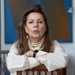 Mónica Gonzaga Instagram - Quiero compartirles la hermosa nota que hice para @lanacioncom, donde cuento cómo fue prepararme y caracterizarme para llevar a cabo el papel de Gladys en #Barrabrava para @primevideolat. Y ¡muchas cosas más! Les dejo esta hermosa sesión junto a mi compañera de lujo, Lolita 🐶! Y el link para que vean la nota completa en mis historias o acá: https://www.lanacion.com.ar/espectaculos/personajes/monica-gonzaga-la-transformacion-para-engordar-y-avejentarse-para-una-serie-el-antiguo-mote-de-sex-nid07082023/ Gracias @oldistore por vestirme!