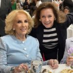 Mónica Gonzaga Instagram - El día de hoy en un té a beneficio del Hospital Rivadavia con la reina que mira #Barrabrava! Gracias mi amada Mirtha Legrand. 🤍